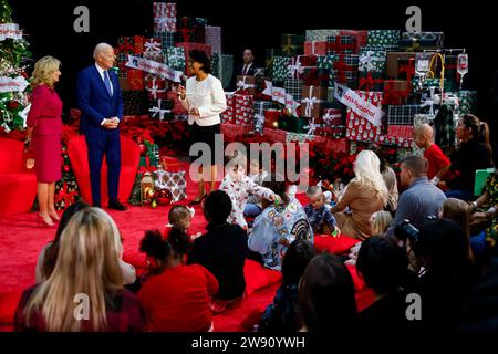 Michelle Riley-Brown, die Präsidentin des Childrens National Hospital, stellt den US-Präsidenten Joe Biden und die First Lady Dr. Jill Biden vor, bevor sie Twas in der Nacht vor Weihnachten für einige der Kinder lesen, die im Krankenhaus am 22. Dezember 2023 in Washington behandelt wurden. D.C. der Präsident und die First Lady besuchen mit Patienten und Familienmitgliedern im Childrens National Hospital vor dem Weihnachtsfeierwochenende. Copyright: XJuliaxNikhinsonx/xPoolxviaxCNPx/MediaPunchx Stockfoto