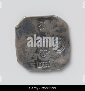 Half Daalder, Notmünze aus Haarlem, während der Belagerung geschlagen, Anonym, 1572 - 1573 Münze. Belagerungsmünze einseitige, diamantförmige Notmünze mit abgeschrägten Ecken. Vorderseite: Drei Marken übereinander, einer rechts davon; von unten nach oben: Meisterzeichen: Lily; Stadtwappen: Umgekehrt Schwert mit zwei Sternen auf beiden Seiten, ein Kreuz auf der Schwertspitze; Jahr; rechts ein Klopfen: Löwe auf Schild. Rückseite: Blanco Haarlem Silber (Metall) auffällig (Metallverarbeitung) Haarlem Stockfoto