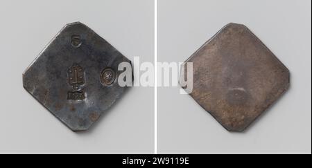 Daalder, Notmünze aus Haarlem, während der Belagerung geschlagen, Anonym, 1572 - 1573 Münze. Belagerungsmünze einseitige, diamantförmige Notmünze mit abgeschrägten Ecken. Vorderseite: Drei Marken übereinander, einer rechts davon; von unten nach oben: Meisterzeichen: Dooden Kopf; Stadtwappen: Umgekehrt Schwert mit zwei Sternen auf beiden Seiten, ein Kreuz auf der Schwertspitze; Jahr; rechts klopfen: Löwe auf Schild. Rückseite: Blanco Haarlem Silber (Metall) auffällig (Metallverarbeitung) Haarlem Stockfoto