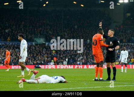 Axel Tuanzebe (Mitte) von Ipswich Town zeigt eine gelbe Karte von Schiedsrichter Stephen Martin (rechts), nachdem er Leeds United Crysencio Summerville (links) während des Sky Bet Championship Matches in Elland Road, Leeds, bekämpft hatte. Bilddatum: Samstag, 23. Dezember 2023. Stockfoto