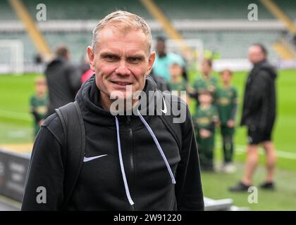 Plymouth, Großbritannien. Dezember 2023. März Schiedsrichter GRAHAM SCOTT kommt während des Sky Bet Championship Matches Plymouth Argyle gegen Birmingham City im Home Park, Plymouth, Vereinigtes Königreich, 23. Dezember 2023 (Foto: Stan Kasala/News Images) in, am 23.12.2023. (Foto: Stan Kasala/News Images/SIPA USA) Credit: SIPA USA/Alamy Live News Stockfoto