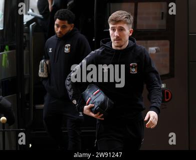 Josh Eccles aus Coventry City kommt vor dem Spiel der Sky Bet Championship im Stadium of Light in Sunderland an den Boden. Bilddatum: Samstag, 23. Dezember 2023. Stockfoto