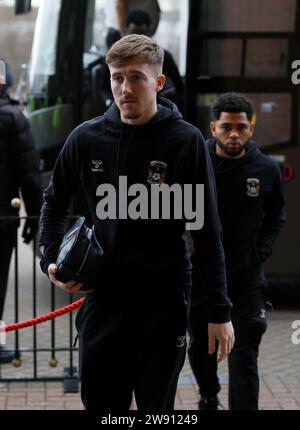 Josh Eccles aus Coventry City kommt vor dem Spiel der Sky Bet Championship im Stadium of Light in Sunderland an den Boden. Bilddatum: Samstag, 23. Dezember 2023. Stockfoto