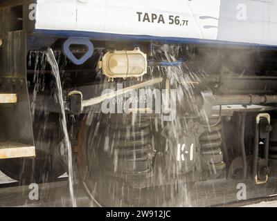 Woronesch, Russland - 03. Januar 2022: Wasserentwässerung aus dem Wasserversorgungssystem der Eisenbahnwagen Stockfoto