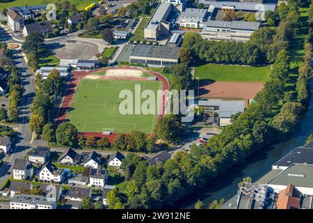 Aus der Vogelperspektive, Lennestadion von TuS Plettenberg, Fußball- und Leichtathletikstadion, Albert-Schweitzer Gymnasium, Holthausen, Plettenberg, Sauerland, Noch Nicht Stockfoto