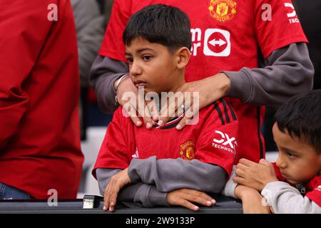 London Stadium, London, Großbritannien. Dezember 2023. Premier League Football, West Ham United gegen Manchester United; Ein niedergeschlagener Fan von Manchester United, nachdem Mohammed Kudus von West Ham United in der 78. Minute mit 2:0-Treffer erzielte Stockfoto