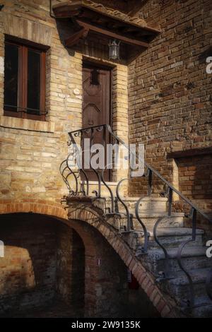 Eine dekorative Treppe führt zur Eingangstür eines Hauses in der Toskana, Italien. Stockfoto