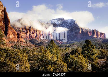 Die malerischen roten Felsen von Sedona, Arizona, nach einer Schneestäubung. Stockfoto