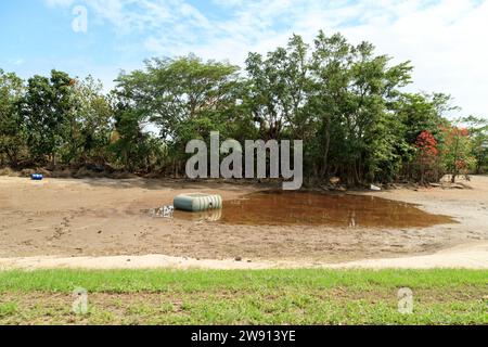 Cairns, Australien. Dezember 2023. Ein Wassertank, der von großen Überschwemmungen getragen wurde, ist im Schlamm in der Nähe des Thomatis Creek nördlich von Cairns erhalten. 21. Dezember 2023 in Cairns, Australien. Solche weit verbreiteten großen Überschwemmungen in Cairns sind in der Geschichte nicht bekannt. (Foto: Joshua Prieto/SIPA USA) Credit: SIPA USA/Alamy Live News Stockfoto