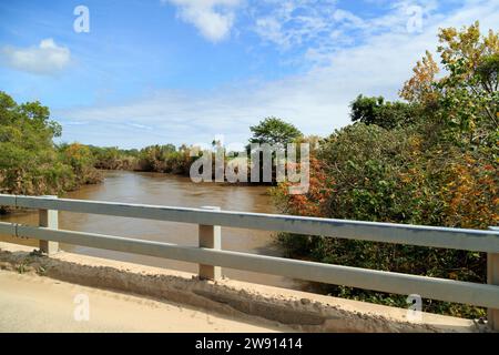 Cairns, Australien. Dezember 2023. Der Thomatis Creek in der Nähe von Holloways Beach brach nach einer großen Überschwemmung aus, wodurch das Gebiet noch mehr Sturzfluten erhielt. Nach dem Zurückziehen bleiben Anzeichen von Wasserleitungen und Ablagerungen zurück. 21. Dezember 2023 in Cairns, Australien. Solche weit verbreiteten großen Überschwemmungen in Cairns sind in der Geschichte nicht bekannt. (Foto: Joshua Prieto/SIPA USA) Credit: SIPA USA/Alamy Live News Stockfoto