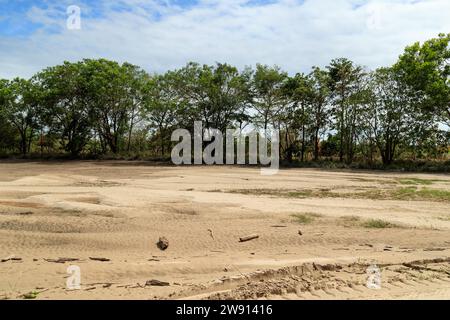 Cairns, Australien. Dezember 2023. Der Thomatis Creek in der Nähe von Holloways Beach brach nach einer großen Überschwemmung aus, wodurch das Gebiet noch mehr Sturzfluten erhielt. Nach dem Zurückziehen bleiben Anzeichen von Wasserleitungen und Ablagerungen zurück. 21. Dezember 2023 in Cairns, Australien. Solche weit verbreiteten großen Überschwemmungen in Cairns sind in der Geschichte nicht bekannt. (Foto: Joshua Prieto/SIPA USA) Credit: SIPA USA/Alamy Live News Stockfoto