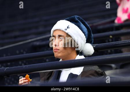 Tottenham Hotspur Stadium, London, Großbritannien. Dezember 2023. Premier League Football, Tottenham Hotspur gegen Everton; Tottenham Hotspur-Fan mit Sporen santa Hut auf den Tribünen Credit: Action Plus Sports/Alamy Live News Stockfoto