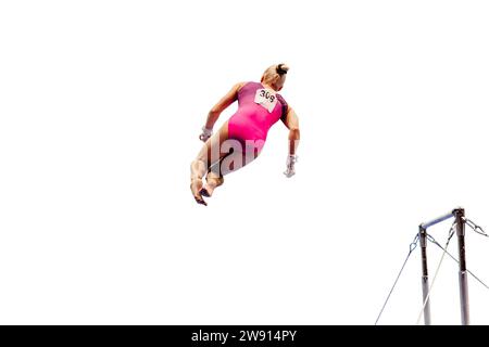Weibliche Turnerin, die Somersault-Gymnastik auf unebenen Bars durchführt, isoliert auf weißem Hintergrund Stockfoto