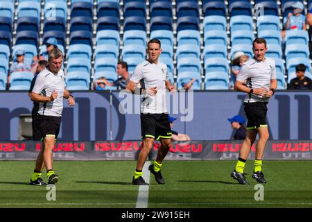 Sydney, Australien. Dezember 2023. Die Schiedsrichter bereiten sich vor dem A-League Men Rd9-Spiel zwischen Sydney FC und Western United am 23. Dezember 2023 im Allianz Stadium in Sydney, Australien vor. Credit: IOIO IMAGES/Alamy Live News Stockfoto