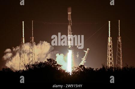 Cape Canaveral, Florida, USA. Dezember 2023. Am Freitag, den 23. Dezember 2023, startet eine SpaceX Falcon 9-Rakete 22 Starlink-Satelliten vom Launch Complex 40 um 12:33 UHR von der Cape Canaveral Space Force Station, Florida. Foto: Joe Marino/UPI Credit: UPI/Alamy Live News Stockfoto
