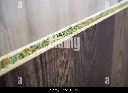 Fragment einer Platte aus laminierter Spanplatte mit Nut und Feder Stockfoto