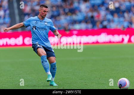 Sydney, Australien. Dezember 2023. Róbert Mak of Sydney FC gibt den Ball während des A-League Men Rd9 Spiels zwischen Sydney FC und Western United am 23. Dezember 2023 im Allianz Stadium in Sydney, Australien Stockfoto