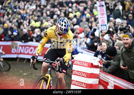 Antwerpen, Belgien. Dezember 2023. Der belgische Wout van Aert fährt am Samstag, den 23. Dezember 2023, in Antwerpen das Herren-Elite-Rennen der Cyclocross-Weltmeisterschaft, auf der 9. Von 14. Etappe des UCI-Weltmeisterschaftswettbewerbs. BELGA FOTO JASPER JACOBS Credit: Belga News Agency/Alamy Live News Stockfoto