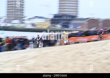 Antwerpen, Belgien. Dezember 2023. Der belgische Wout van Aert (C) fährt am Samstag, den 23. Dezember 2023, in Antwerpen auf der neunten (von 14) Etappe der UCI-Weltmeisterschaft. BELGA FOTO JASPER JACOBS Credit: Belga News Agency/Alamy Live News Stockfoto