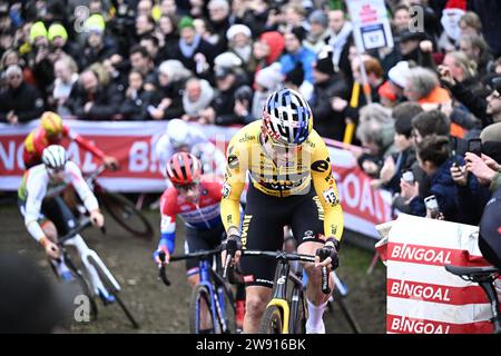 Antwerpen, Belgien. Dezember 2023. Der belgische Wout van Aert fährt am Samstag, den 23. Dezember 2023, in Antwerpen das Herren-Elite-Rennen der Cyclocross-Weltmeisterschaft, auf der 9. Von 14. Etappe des UCI-Weltmeisterschaftswettbewerbs. BELGA FOTO JASPER JACOBS Credit: Belga News Agency/Alamy Live News Stockfoto