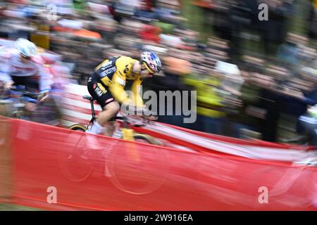Antwerpen, Belgien. Dezember 2023. Der belgische Wout van Aert fährt am Samstag, den 23. Dezember 2023, in Antwerpen das Herren-Elite-Rennen der Cyclocross-Weltmeisterschaft, auf der 9. Von 14. Etappe des UCI-Weltmeisterschaftswettbewerbs. BELGA FOTO JASPER JACOBS Credit: Belga News Agency/Alamy Live News Stockfoto