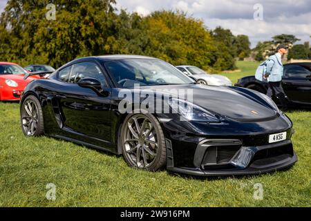 2020 Porsche 718 Cayman GT4, ausgestellt auf der Salon Privé Concours d’Elégance Motorshow im Schloss Blenheim. Stockfoto