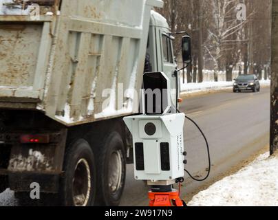 Woronesch, Russland - 29. Januar 2022: Mobiler Videoaufzeichnungskomplex steht am Straßenrand Stockfoto