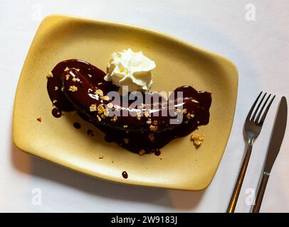Gebratener Bananenaufschnitt mit Schokolade Stockfoto