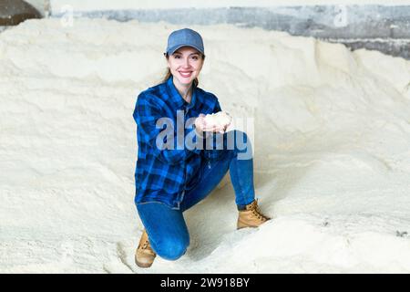 Eine Agronomin hockt auf Maismehl Stockfoto