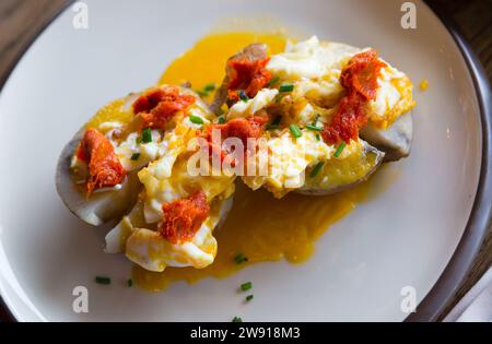 Eierkartoffel mit scharfer Wurstpastete auf Teller mit Eiern Stockfoto