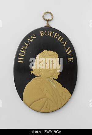 Herman Boerhaave, Anonym, 1775 – 1800 ovale Plakette, auf der in der unteren Hälfte Porträtbüste des Menschen (H. Boerhaave) mit Kopf nach rechts früher stand. Er hat halb lange lockige Haare. Er trägt einen weiten Mantel mit Nackentuch. Das Porträt ist Golden: Glänzend und bogenförmig, sowie die Inschrift. Der Hintergrund ist schwarz. Japan Kupfer (Metall). Lackierung (Beschichtung) Lackierung Stockfoto