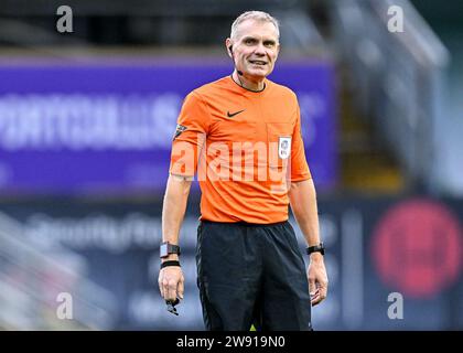 Plymouth, Großbritannien. Dezember 2023. März Schiedsrichter GRAHAM SCOTT während des Sky Bet Championship Matches Plymouth Argyle vs Birmingham City at Home Park, Plymouth, Vereinigtes Königreich, 23. Dezember 2023 (Foto: Stan Kasala/News Images) in, am 23.12.2023. (Foto: Stan Kasala/News Images/SIPA USA) Credit: SIPA USA/Alamy Live News Stockfoto