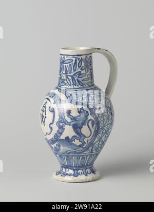 Dose, verziert mit Diamantmuster mit Aussparung, in der zwei Kletterlöwen mit Kranz, anonym, ca. 1630 - ca. 1660 Dose blau bemalter Fayence. Die Kanne hat einen umgekehrten eiförmigen Bauch, einen zylindrischen Hals und steht auf einer Basis. Auf dem Bauch ist ein Rautenmuster gemalt, in dem eine Aussparung auf der Vorderseite angebracht ist. In der Aussparung halten zwei Kletterlöwen einen Kranz, in dem eine Kartusche mit Monogramm steht. Die KAN wurde auf der Wallonischen Insel in Amsterdam ausgegraben. Lissabon Portugal Steingut. Zinnglasur. Stockfoto