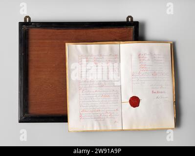 Zertifikat und Verfahren verbal des Banners des Regiments des ersten Abschnitts des Metallkreuzes, Departement Amsterdam, Smits, 1883 Schwarz lackierte Holzkiste mit Glasplatte und ohne Boden, in der eine breite Schublade mit Kupferschlüssel steht. Das Zertifikat und das Verfahren verbal auf Pergament im Papierumschlag. Geschrieben mit roter, lila und schwarzer Tinte, Inschrift Seite 4 teilweise vergoldet, Seite 7 mit einem Malstempel von A. L. Drost, Amsterdam. Signiert: Seite 3 und 7: Smits. Datiert: Seite 3 und 7: Das siebte September 1800 drei und/achtzig. Inschrift: S. 1: Erhaltungsbescheinigung. Seite. 4: Stockfoto