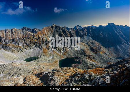 Herbstlandschaft der Hohen Tatra. Eines der beliebtesten Reiseziele in Polen und der Slowakei. Sonniger Oktobertag in den Bergen. Stockfoto