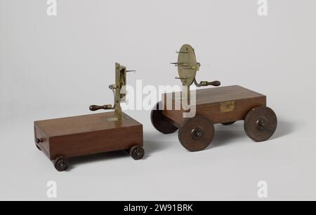 Tackle Board and Sledge for Rope Making, Anonym, ca. 1800 - ca. 1858 Werkzeuge zwei Wagen, die zusammen eine Seilwerkstatt bilden. Die eine dient zum Spannen der Litzen, die andere für das eigentliche Seil. Beide haben einen rechteckigen Körper auf vier Rädern mit einer integrierten Schublade. Der Wagen zum Spannen der Litzen hat eine Nadel für fünf Litzen: Ein großes Zahnrad, das vier kleine Zahnräder in den Ecken antreibt, wird mit einer Kurbel betrieben. Die Haken, an denen die Litzen befestigt sind, sind an den Achsen der Zahnräder montiert, und die Handarbeit sorgt daher dafür, dass die äußeren vier schneller drehen als die mittleren, die ebenfalls eindreht Stockfoto