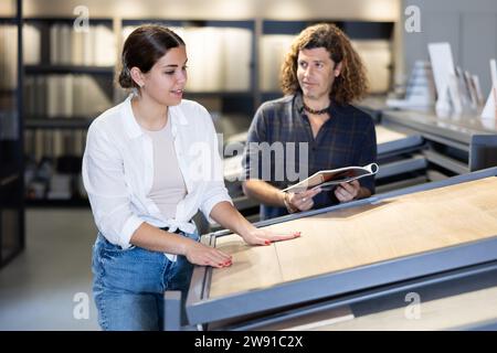 Verheiratetes Paar, das Keramikfliesen für neue Möbel im Baumarkt aussucht Stockfoto