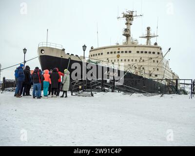 Murmansk, Russland - 27. Februar 2022: Treffen von Touristen an der Seite des Schiffes des Museums 'Nukleareisbrecher 'Lenin' Stockfoto