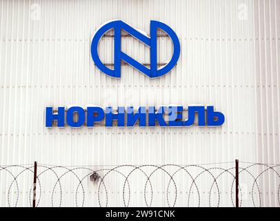 Woronesch, Russland - 27. Februar 2022: Norilsk Nickel Logo und Stacheldrahtzaun Stockfoto