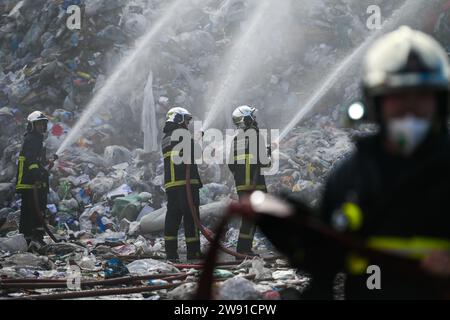 Naxxar, Malta. Dezember 2023. Feuerwehrleute arbeiten am 23. Dezember 2023 daran, einen Brand in einem Abfallwirtschaftskomplex in Maghtab, Naxxar, Malta, zu löschen. Der Abfallentsorgungskomplex brannte am Samstagmorgen. Quelle: Jonathan Borg/Xinhua/Alamy Live News Stockfoto