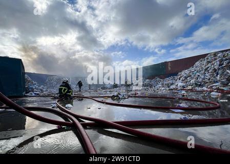 Naxxar, Malta. Dezember 2023. Feuerwehrleute arbeiten am 23. Dezember 2023 daran, einen Brand in einem Abfallwirtschaftskomplex in Maghtab, Naxxar, Malta, zu löschen. Der Abfallentsorgungskomplex brannte am Samstagmorgen. Quelle: Jonathan Borg/Xinhua/Alamy Live News Stockfoto