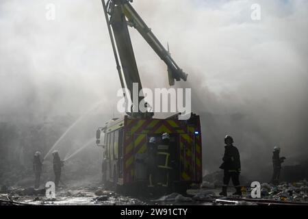 Naxxar, Malta. Dezember 2023. Feuerwehrleute arbeiten am 23. Dezember 2023 daran, einen Brand in einem Abfallwirtschaftskomplex in Maghtab, Naxxar, Malta, zu löschen. Der Abfallentsorgungskomplex brannte am Samstagmorgen. Quelle: Jonathan Borg/Xinhua/Alamy Live News Stockfoto