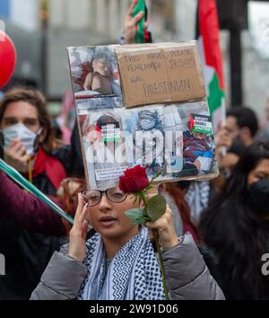 London, England, Großbritannien. Dezember 2023. Hunderte pro-palästinensische Aktivisten protestieren vor ihren Londoner Flagship-Stores in West End vor Weihnachten gegen bestimmte Modemarken wegen ihrer Beziehungen zu Israel. (Kreditbild: © Tayfun Salci/ZUMA Press Wire) NUR REDAKTIONELLE VERWENDUNG! Nicht für kommerzielle ZWECKE! Stockfoto