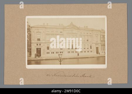 Fassade von Oude Turfmarkt 127 in Amsterdam, ehemals de Nederlandsche Bank, Anonym, 1870 - 1890 Fotografie Amsterdam fotografische Unterstützung. Bank mit Albumendruck aus Pappe. Städtische Architektur; Gebäude; Wohnungen Rokin. Alter Rasenmarkt Stockfoto