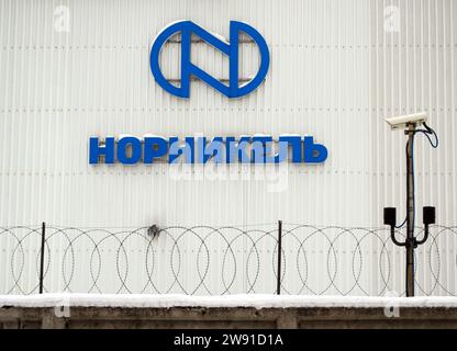 Woronesch, Russland - 27. Februar 2022: Firmenlogo von Norilsk Nickel vor dem Hintergrund technischer Sicherheitsausrüstung Stockfoto