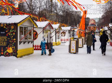 Woronesch, Russland - 27. Februar 2022: Fastrovetide-Messe im zentralen Park, Worowskogo-Straße, Murmansk Stockfoto