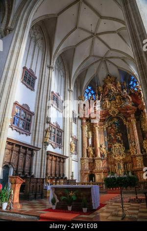 Chor mit Hochaltar mit Hochaltarbild Himmelfahrt Mariä von Martin Johann Schmidt, Piaristenkirche oder Kremser Frauenbergkirche, Altstadt Krems an der Donau, Niederösterreich, Österreich *** Chor mit Hochaltar mit Hochaltar Himmelfahrt Mariä von Martin Johann Schmidt, Piaristenkirche oder Kremser Frauenbergkirche, Altstadt Krems an der Donau, Niederösterreich, Österreich Stockfoto