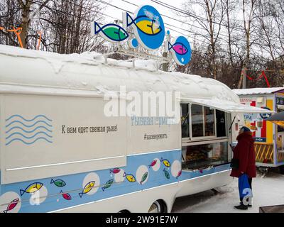 Woronesch, Russland - 27. Februar 2022: Van einer mobilen Fischmesse in Murmansk Stockfoto