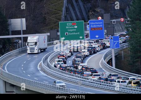 Foto Manuel Geisser Samstag 23.12.2023 Wassen, Schweiz. , Natur,Stau,Verkehr,Autobahn. Bild : Bild : Weihnachts - Stau auf der Gotthardautobahn A 2 *** Foto Manuel Geisser Samstag 23 12 2023 Wassen, Schweiz,Natur,Stau,Verkehr,Autobahn Bild Weihnachtsstau auf der Gotthardautobahn A 2 Stockfoto