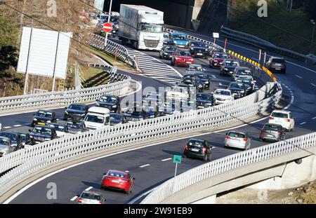 Foto Manuel Geisser Samstag 23.12.2023 Wassen, Schweiz. , Natur,Stau,Verkehr,Autobahn. Bild : Bild : Weihnachts - Stau auf der Gotthardautobahn A 2 *** Foto Manuel Geisser Samstag 23 12 2023 Wassen, Schweiz,Natur,Stau,Verkehr,Autobahn Bild Weihnachtsstau auf der Gotthardautobahn A 2 Stockfoto